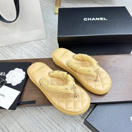 Chanel-s new summer bread slippers size: Size: 35-40 note shoes size when you fill shipping address
